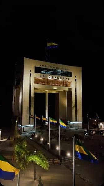 L'Arc de la Concorde illuminé de nuit, siège de la plateforme